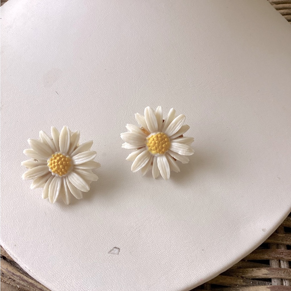 Sarah Coventry Vintage Daisy Clip Earrings